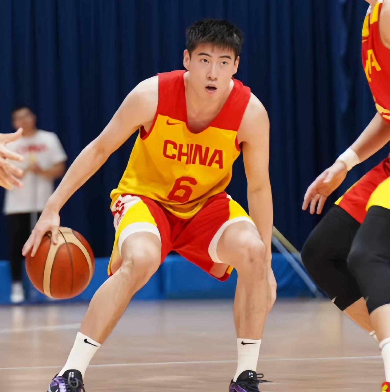 开云官网在线-全国篮球明星对抗赛，星光璀璨的运动盛宴