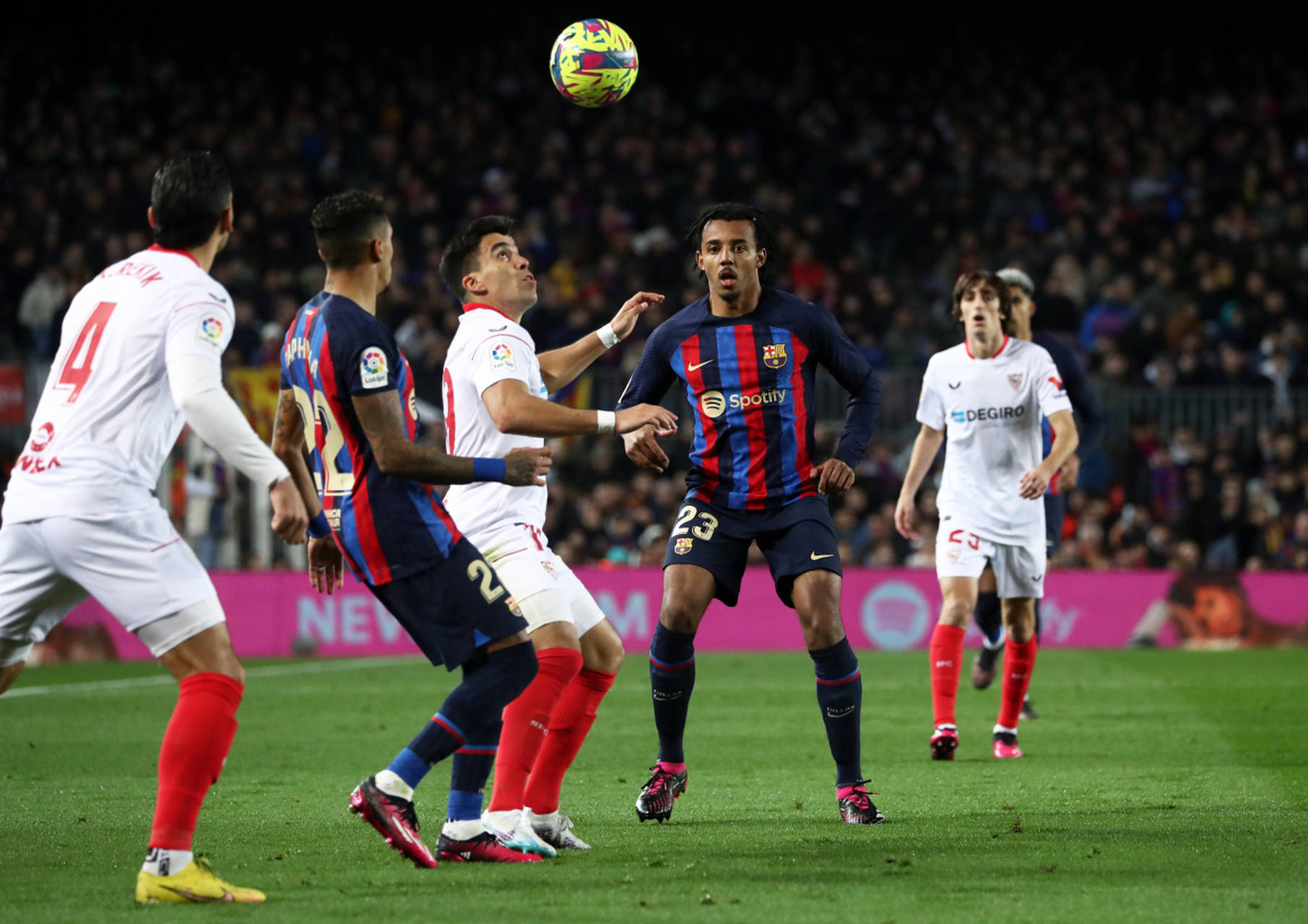 西甲角逐激烈，比分1-1，门将多次精彩扑救，场均成功断球72%、传球成功率86%的简单介绍