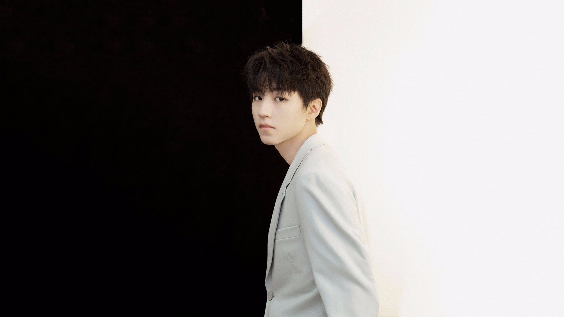 WRC多车追逐战:激烈的超车瞬间