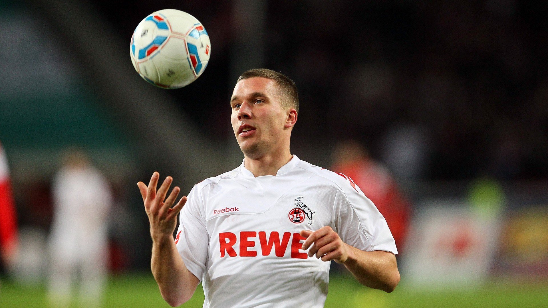 开云·体育官方网站入口-托桑·埃夫布奥姆万成为NBA国际化象征，埃托奥与布冯相视一笑